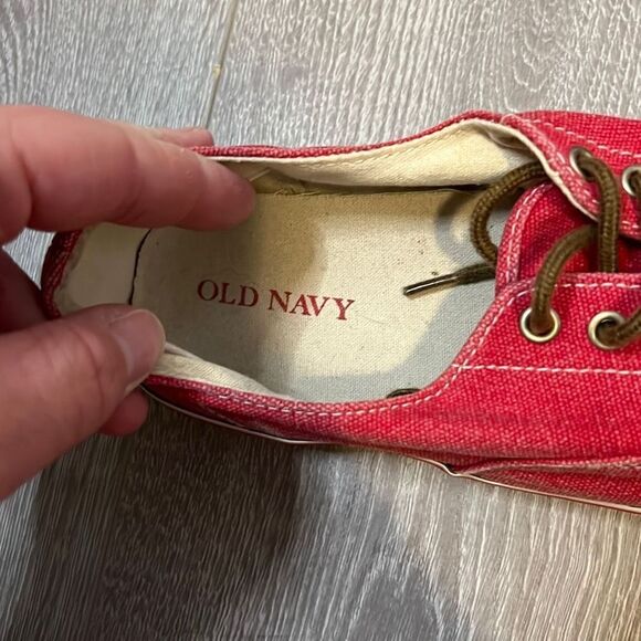 Old Navy Mens Red Sneaker Shoe Size 11 Gently Used - Picture 2 of 6